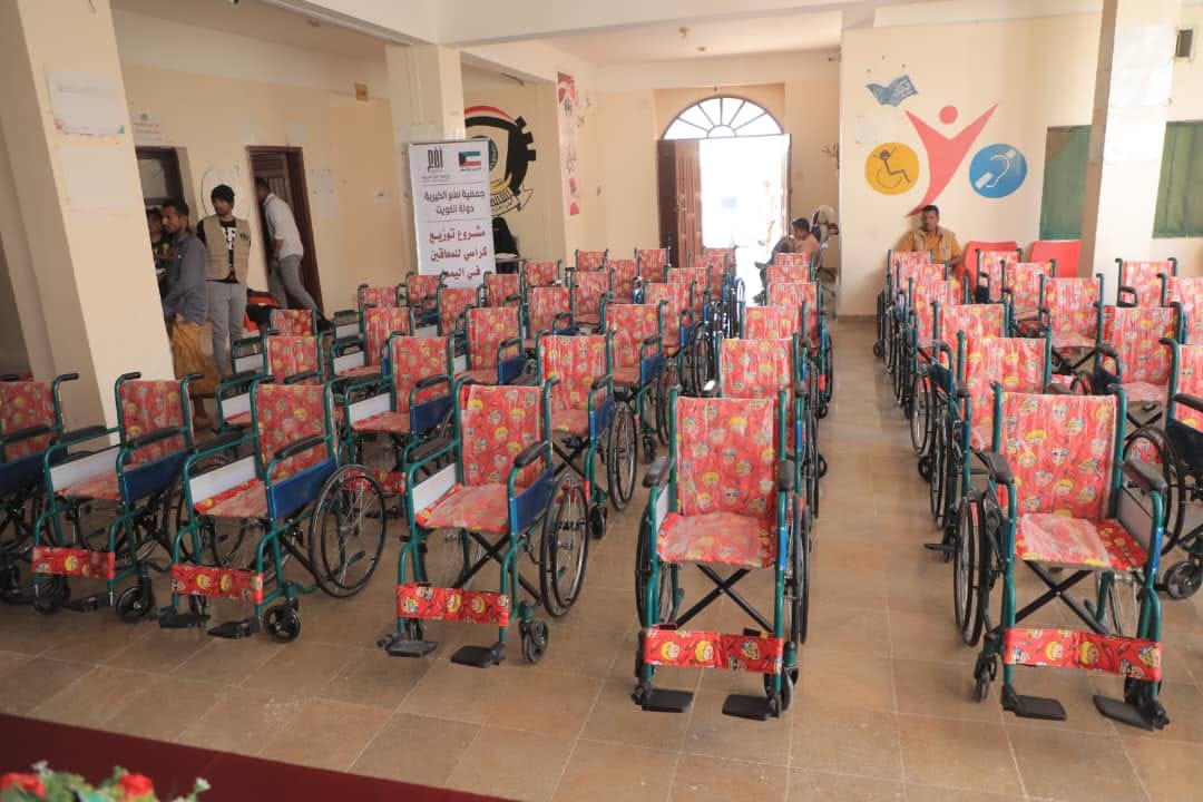 "مؤسسة حطين تدشن مشروع توزيع كراسي متحركة وإعانات للمعاقين حركيا في المهرة بتمويل جمعية نفع الخيرية بدولة الكويت"